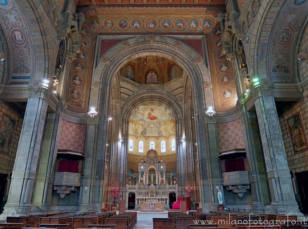 Milano - Arcone e presbiterio della Basilica del Corpus Domini